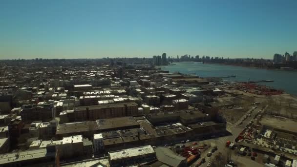 Baja volando hacia atrás sobre el área de Greenpoint — Vídeos de Stock