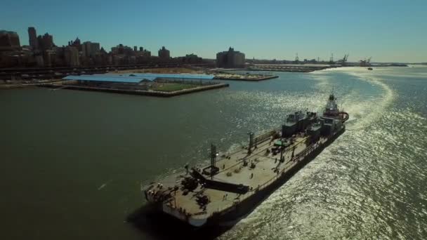 Vliegen laag over de East River — Stockvideo