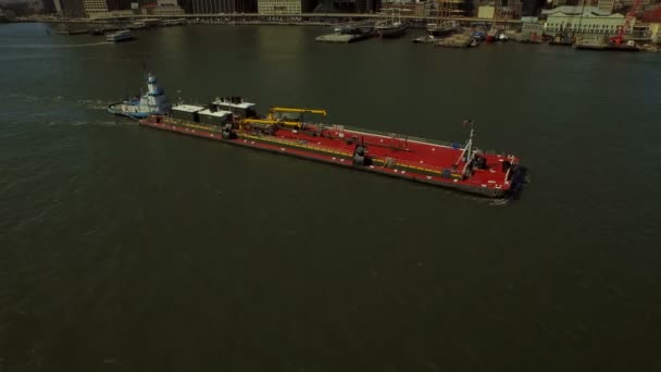 Vliegen laag over de East River — Stockvideo