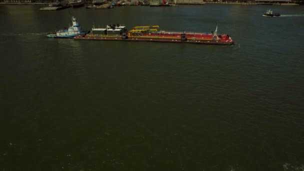 Vliegen laag over de East River — Stockvideo