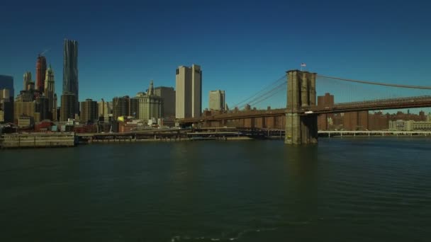 Stor pråm på East River — Stockvideo