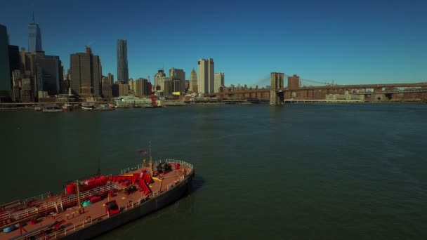 Flyger lågt över East River — Stockvideo