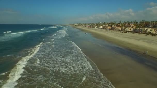 Playa y muelle junto al mar — Vídeo de stock