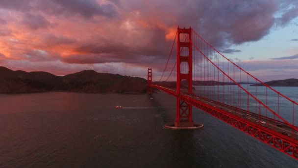 Ponte cancello dorato al tramonto. — Video Stock