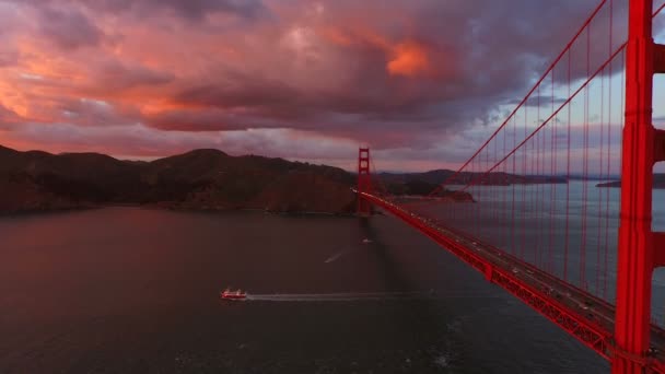 Ponte cancello dorato al tramonto. — Video Stock