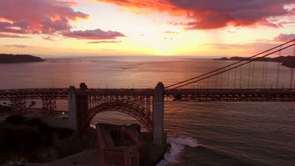 Ponte dourada do portão no por do sol. — Vídeo de Stock