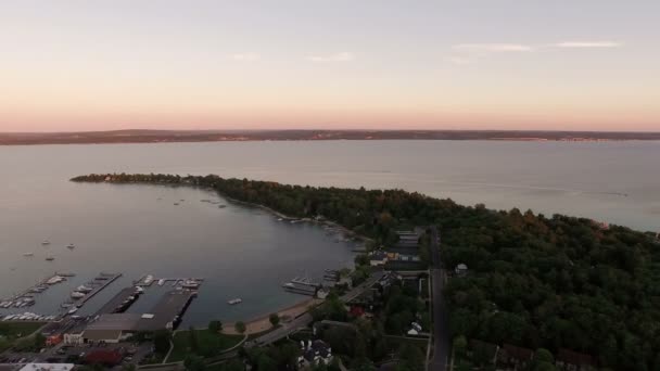 Letecký pohled na Harbor Springs — Stock video