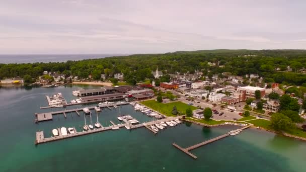 Letecký pohled na Harbor Springs — Stock video