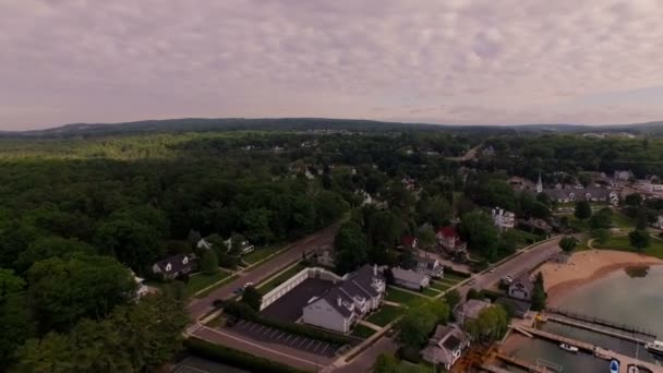 Letecký pohled na Harbor Springs — Stock video