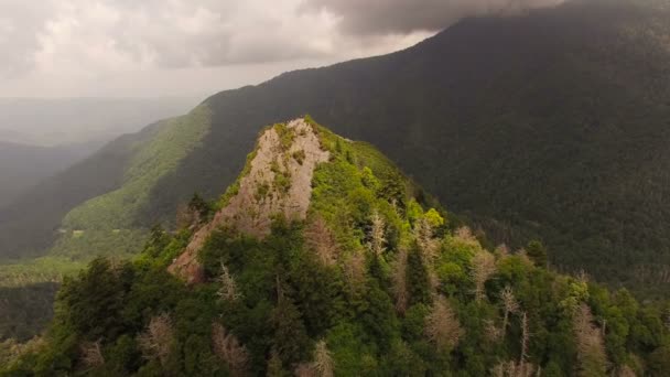 Vista aérea de las montañas ahumadas — Vídeo de stock