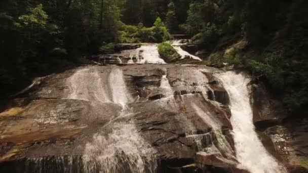 在美丽的瀑布上鸟瞰图 — 图库视频影像
