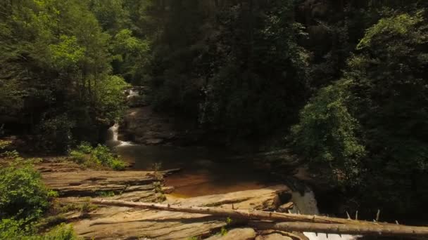 Vista aérea sobre hermosas cascadas — Vídeo de stock