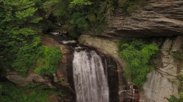 在美丽的瀑布上鸟瞰图 — 图库视频影像