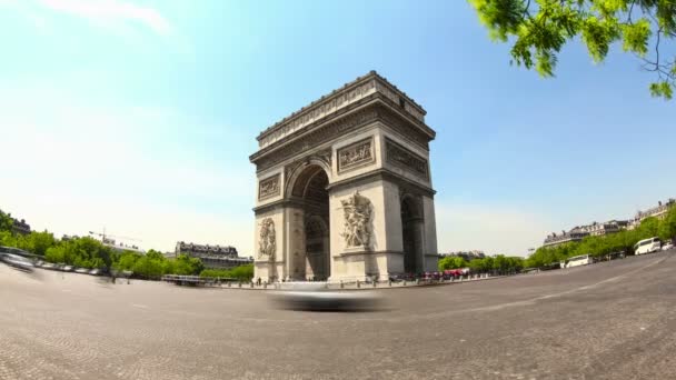 Tráfego urbano no Arco do Triunfo em Paris — Vídeo de Stock