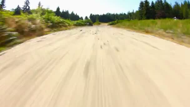 자갈도로에 운전 하는 나라 — 비디오