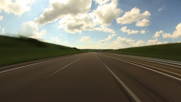 Vue arrière panoramique conduite sur l'autoroute — Video