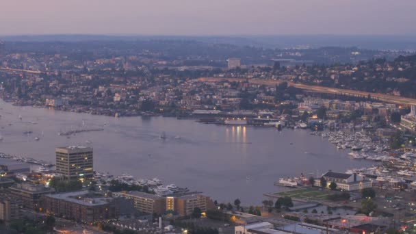 Tráfego de barco em Lake Union durante o pôr do sol — Vídeo de Stock