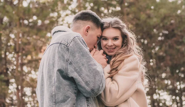 Killen Håller Flickans Händer Och Kysser Dem Och Flickan Ler — Stockfoto