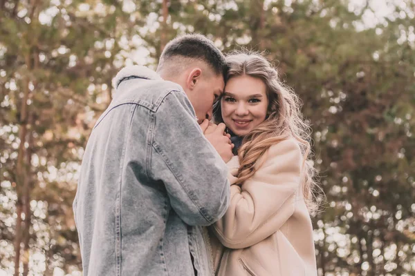 Der Kerl Hält Die Hände Des Mädchens Und Küsst Sie — Stockfoto