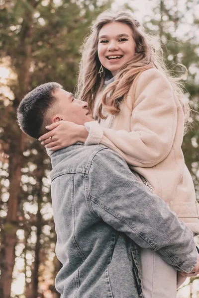 Menina Pulou Nos Braços Cara Segura Rosto Com Mãos Sorri — Fotografia de Stock