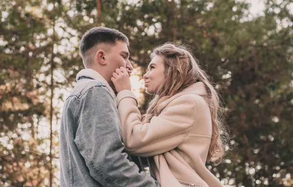 Girl Holds Guy Face Her Hands Smiles Him While Walking — Stock Photo, Image