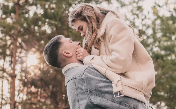 Girl Jumped Arms Guy Holds His Face Her Hands Smiles — Stock Photo, Image