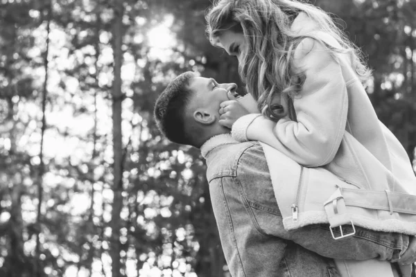 Girl Jumped Arms Guy Holding His Face Her Hands Smiles — Stock Photo, Image