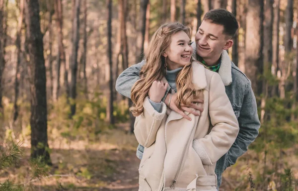 Chico Abraza Chica Sonríe Bosque Pinos Hay Lugar Para Inscripción — Foto de Stock