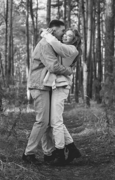 Cara Abraça Menina Firmemente Beija Bochecha Enquanto Floresta Pinheiros Foto — Fotografia de Stock