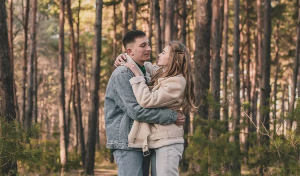 Man Knuffelt Het Meisje Stevig Kust Haar Terwijl Het Dennenbos — Stockfoto