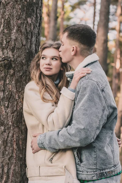 Killen Lutade Flickan Mot Trädet Kramar Henne Och Kysser Henne — Stockfoto