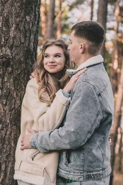 Guy Leaned Girl Tree Hugs Her Kisses While Pine Forest — Stock Photo, Image