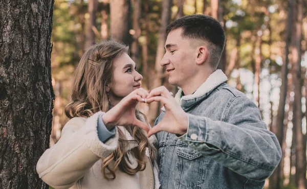 Couple Dans Forêt Pins Embrasser Faire Cœur Hors Des Mains — Photo