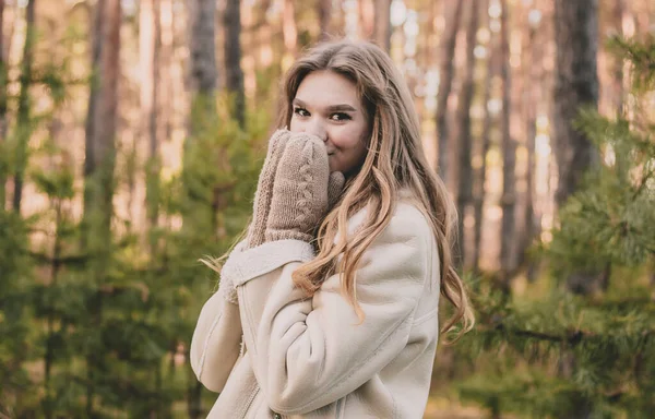 Una Joven Apariencia Modelo Bosque Pinos Está Vestida Con Abrigo —  Fotos de Stock