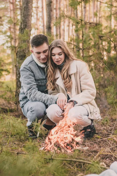 Par Värmer Händerna Nära Brand Tallskog Vintern — Stockfoto