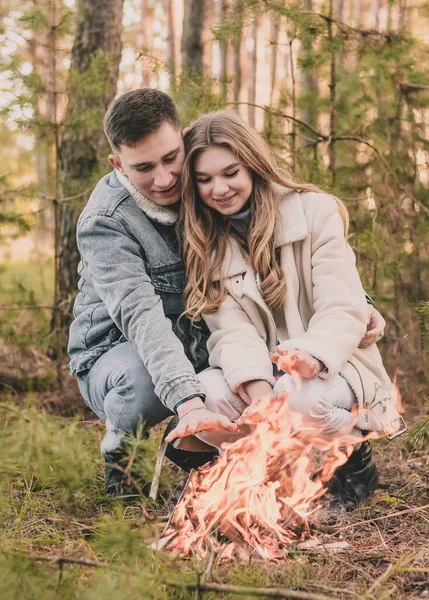 Pareja Calienta Sus Manos Cerca Fuego Bosque Pinos Invierno — Foto de Stock