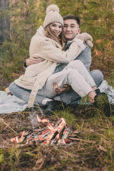 Couple Sur Pique Nique Dans Une Forêt Pins Prélassant Près — Photo