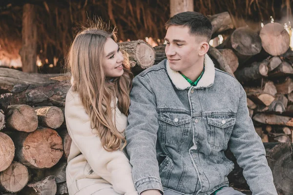 Ein Mann Und Ein Mädchen Sitzen Einem Pavillon Vor Dem — Stockfoto