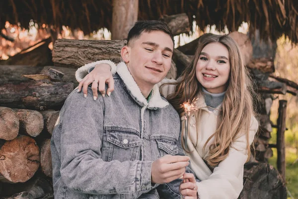 Casal Aparência Modelo Segurando Sparkler Suas Mãos Sorrindo Enquanto Sentado — Fotografia de Stock