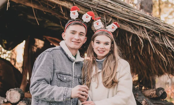 Ett Par Deras Utseende Klädda Nyårsringar Huvudet Håller Gnistrande Händerna — Stockfoto