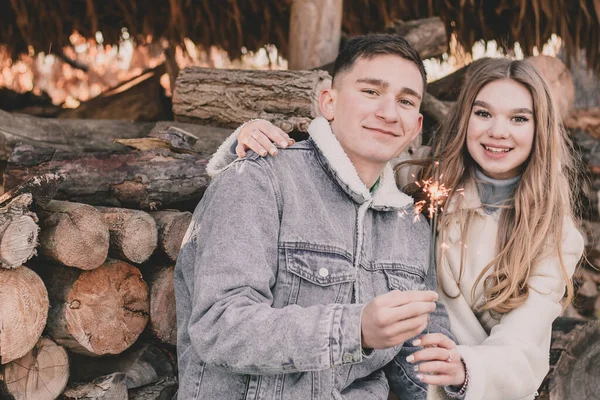 Casal Aparência Modelo Segurando Sparkler Suas Mãos Sorrindo Enquanto Sentado — Fotografia de Stock