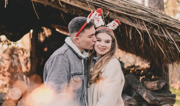 Pasangan Berpakaian Dalam Lingkaran Tahun Baru Kepala Mereka Berciuman Latar — Stok Foto