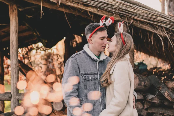 薪で作られた展望台の背景には 頭をキスして新年のフープを着たカップルがいます — ストック写真
