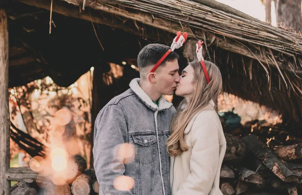 Couple Dressed New Year Hoops Heads Kissing Background Gazebo Made — Stock Photo, Image