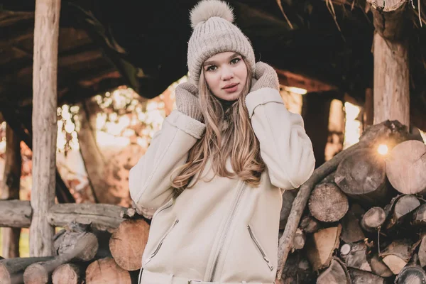 Una Hermosa Joven Apariencia Modelo Vestida Con Abrigo Piel Guantes —  Fotos de Stock