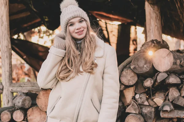 Una Hermosa Joven Apariencia Modelo Vestida Con Abrigo Piel Guantes —  Fotos de Stock