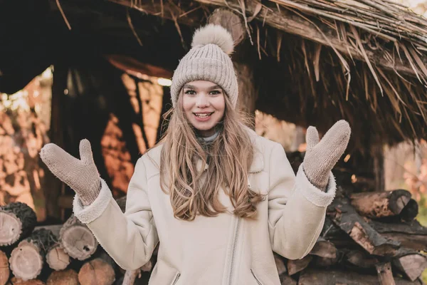 Una Hermosa Joven Apariencia Modelo Vestida Con Ropa Invierno Muestra —  Fotos de Stock