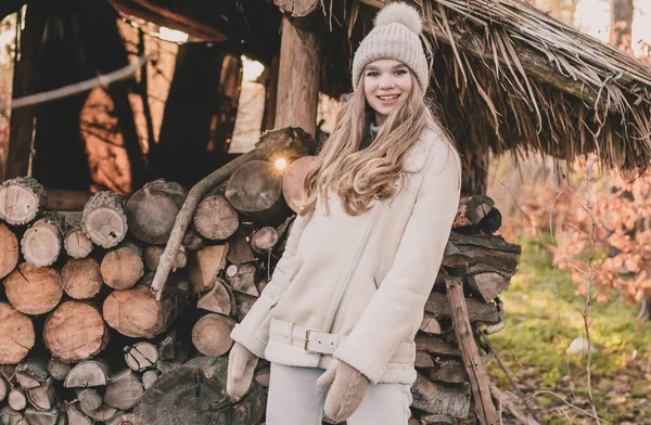 Una Hermosa Joven Apariencia Modelo Vestida Con Abrigo Piel Guantes —  Fotos de Stock