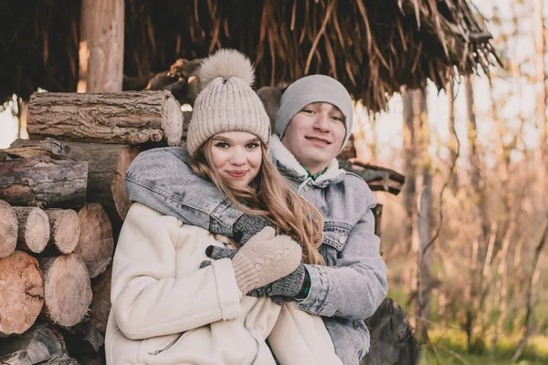 Gars Étreint Fille Dans Gazebo Sur Fond Bois Chauffage — Photo