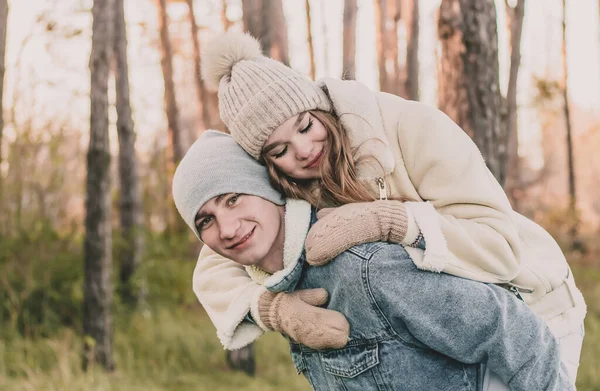 Girl Sits Guy Back Smiles Background Pine Forest — Stock Photo, Image